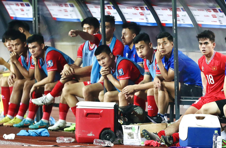 Quang Hải dự bị trong hai trận thua Indonesia - Ảnh: HOÀNG TÙNG
