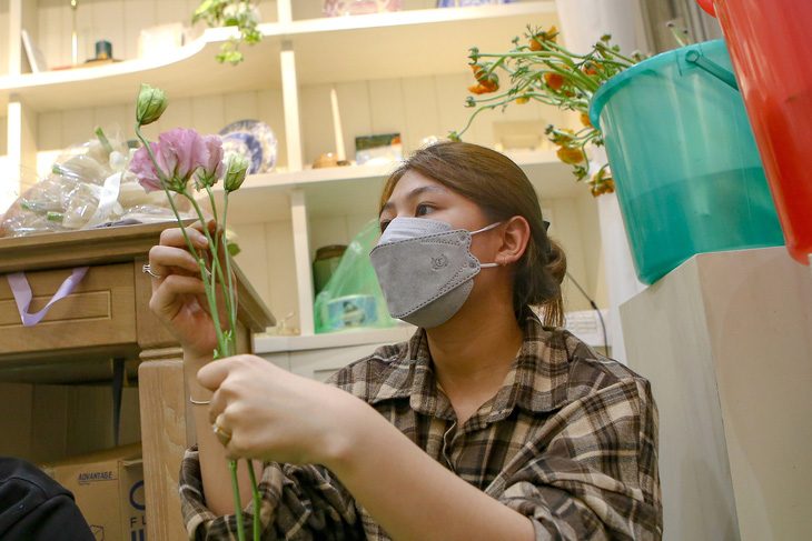 Bạn trẻ làm thêm giờ tại cửa hàng hoa tươi ở Hà Nội - Ảnh: HÀ QUÂN