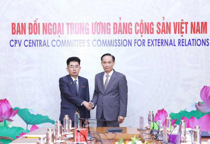 Trưởng Ban Đối ngoại Trung ương Lê Hoài Trung tại cuộc hội đàm với Trưởng Ban Quốc tế Đảng Lao động Triều Tiên Kim Song Nam - Ảnh: TTXVN