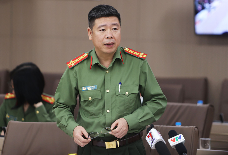 Đại tá Phan Thành Bá thông tin về diễn biến mới vụ án Xuyên Việt Oil - Ảnh: NGUYỄN KHÁNH