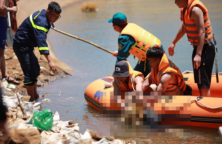 Lực lượng chức năng tìm thấy thi thể em K'Khương trên hồ Đông (huyện Di Linh, tỉnh Lâm Đồng) - Ảnh: M.V.