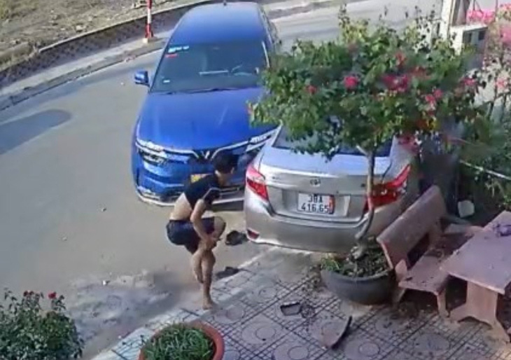 Camera ghi cảnh người đàn ông cố ý lái ô tô tông đối phương - Ảnh cắt từ camera