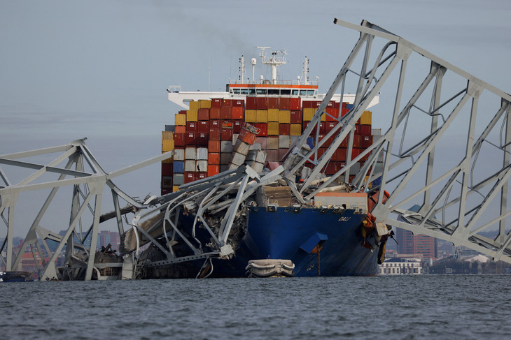 Cây cầu đổ sập, đè lên một tàu chở hàng ở Baltimore, bang Maryland của Mỹ ngày 26-3 - Ảnh: REUTERS