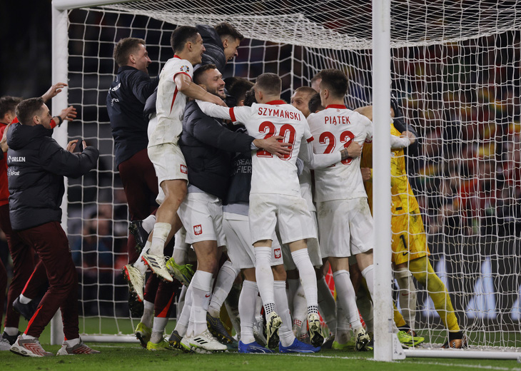 Niềm vui của các cầu thủ Ba Lan sau khi giành vé dự Euro 2024 - Ảnh: REUTERS