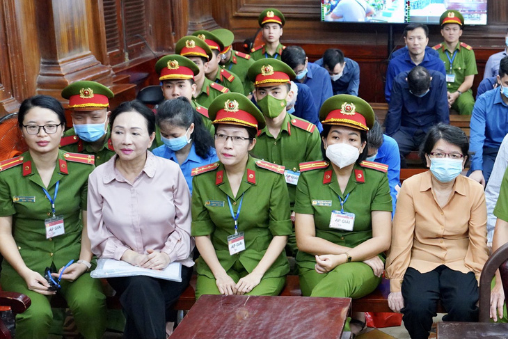 Bà Trương Mỹ Lan và các bị cáo tại tòa - Ảnh: HỮU HẠNH