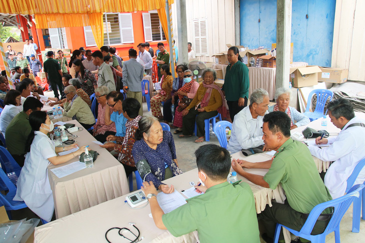 Các y, bác sĩ Công an tỉnh An Giang khám bệnh cho người dân tỉnh Kandal, Campuchia - Ảnh: MINH PHƯỚC