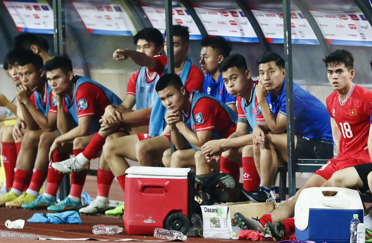 Nhiều ngôi sao bóng đá Việt Nam bị nhốt trên băng ghế dự bị dưới thời ông Troussier - Ảnh: HOÀNG TÙNG