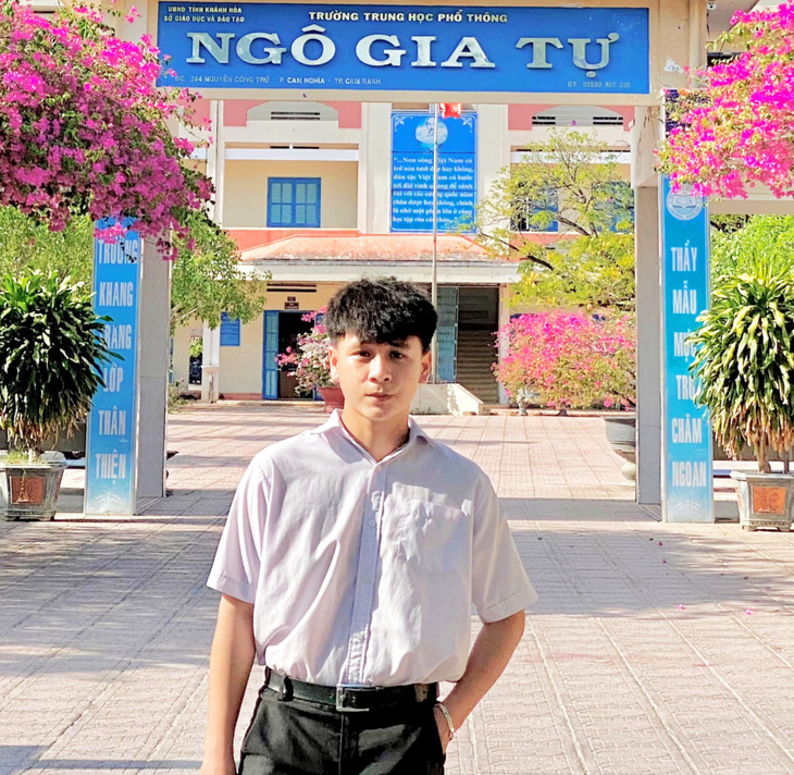 Bạn Nguyễn Gia Hưng, học sinh Trường THPT Ngô Gia Tự, trả lại 490 triệu đồng cho người chuyển nhầm vào tài khoản của mình - Ảnh: Nhà trường cung cấp