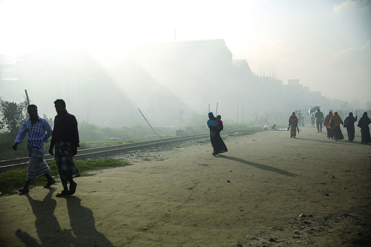Người dân tại một khu vực ô nhiễm công nghiệp ở Dhaka, Bangladesh, tháng 8-2020.  Ảnh: Reuters