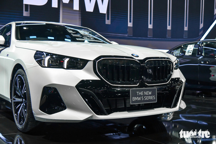 Bước sang thế hệ thứ 8, BMW 5-Series chuyển sang phong cách thể thao và cá tính hơn với nhiều góc cạnh. Lưới tản nhiệt lớn hơn kết hợp với đèn viền LED. Cụm đèn chiếu sáng Adaptive LED thích ứng, đèn định vị tối giản thay vì dạng móc câu như trước đây.
