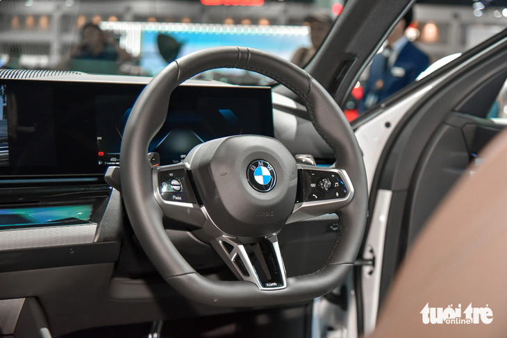 Nội thất BMW 5-Series mới được làm lại hoàn toàn, thừa hưởng từ đàn anh 7-Series. Vô-lăng 3 chấu dạng D-Cut thể thao tích hợp nhiều phím bấm chức năng. Màn hình cong phía sau vô-lăng kết hợp giữa loại 12,3 inch và 14,9 inch cảm ứng, tích hợp hệ điều hành iDrive 8.5.