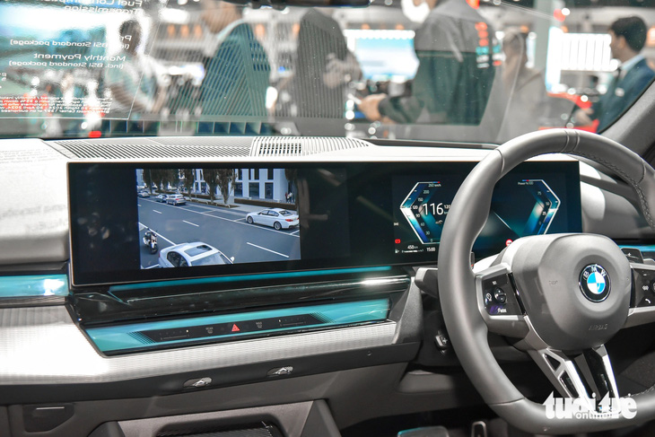 Xe có hệ thống AirConsole cho phép người dùng tải và chơi game khi xe đang dừng đỗ. Thanh cảm ứng Interaction Bar xuyên suốt chiều dài táp lô giống đàn anh 7-Series cho phép người dùng điều khiển điều hòa dễ dàng hơn.