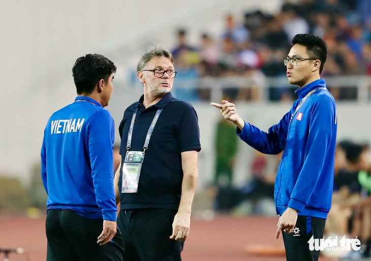 HLV Philippe Trouyssier (giữa) bất lực trong trận lượt về thua Indonesia 0-3 trên sân Mỹ Đình - Ảnh: N.K.