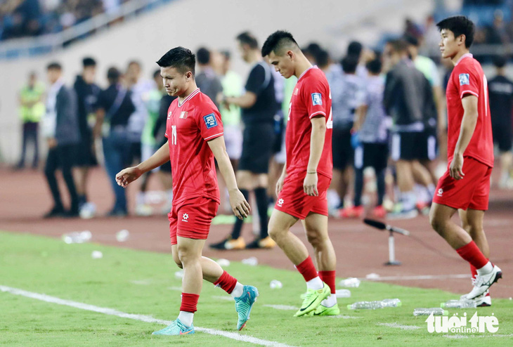 Quang Hải (bìa trái) cùng các đồng đội thất vọng rời sân sau trận thua Indonesia 0-3 - Ảnh: N.K.