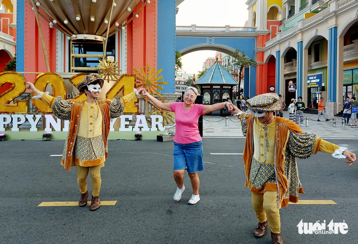 Khách du lịch đến với khu Grand World Phú Quốc vui chơi - Ảnh: CHÍ CÔNG