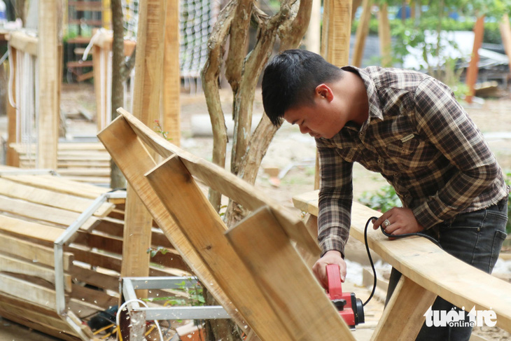 Công nhân đóng gỗ, tạo sân chơi mới trong công viên trung tâm TP Vinh - Ảnh: DOÃN HÒA