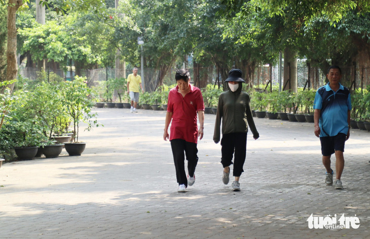Công viên trung tâm TP Vinh mở cửa tự do cho người dân vào vui chơi, tập thể dục mỗi ngày - Ảnh: DOÃN HÒA