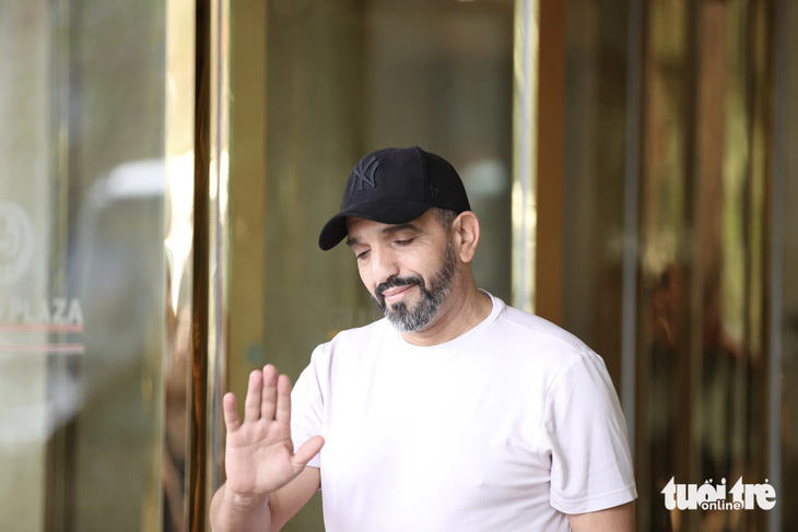 Trợ lý Moulay Azzeggouarh chào giới truyền thông khi rời khách sạn - Ảnh: HOÀNG TÙNG