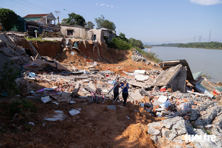 Một ngôi nhà bị cuốn trôi xuống sông Thạch Hãn khiến một người chết vào tháng 10-2022 - Ảnh: HOÀNG TÁO