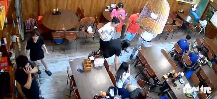 Camera nhà hàng ghi lại lúc chị Hạ là nữ điều dưỡng Bệnh viện Bạch Mai đang cấp cứu du khách thì hai nhân viên nhanh chóng gọi 115 - Ảnh: ĐOÀN NHẠN chụp lại