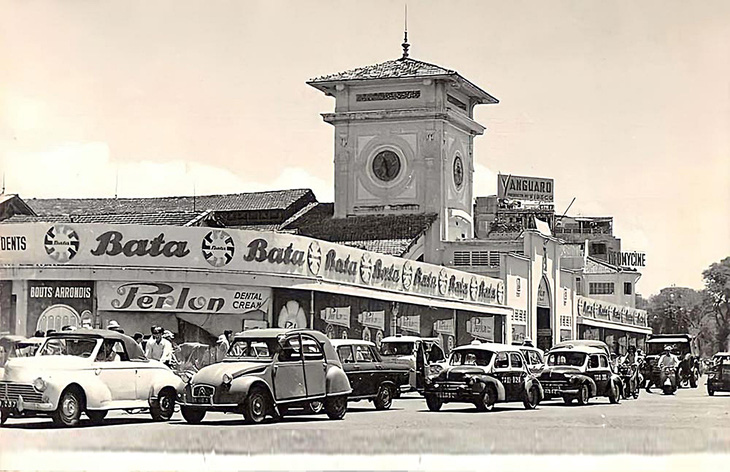 Cảnh người xe tấp nập ở chợ Bến Thành trước năm 1975 - Ảnh tư liệu