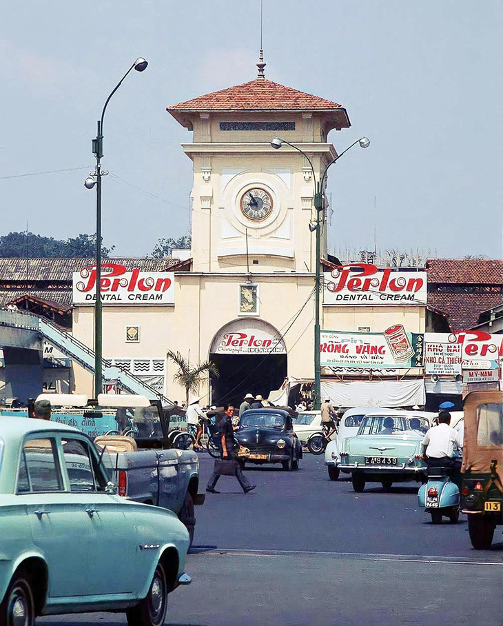 Nhiều bảng quảng cáo đã được gắn ở chợ Bến Thành từ trước năm 1975  - Ảnh tư liệu