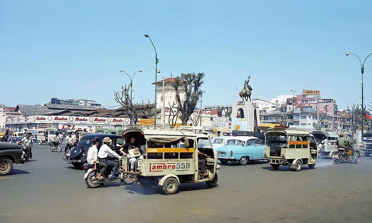 Bùng binh lớn ngay phía trước tiện cho khách ghé chợ Bến Thành  - Ảnh tư liệu trước năm 1975