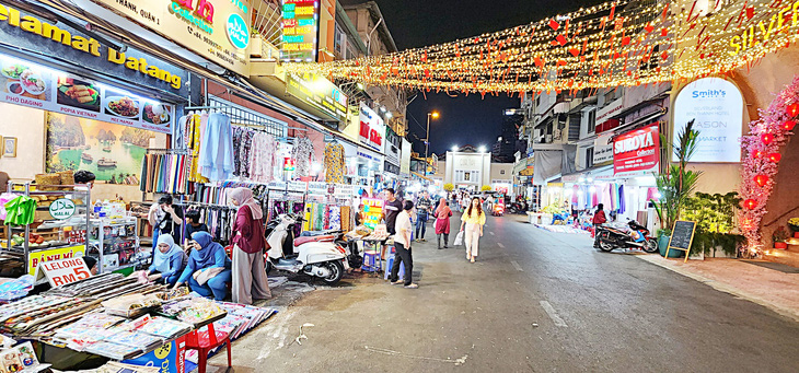 Phố Nguyễn An Ninh, hướng cửa tây chợ Bến Thành, thời Pháp nhiều người Ấn Độ, gần đây có nhiều du khách Malaysia, Hồi giáo lui tới mua sắm (ảnh chụp tháng 2-2024) - Ảnh: PHÚC TIẾN