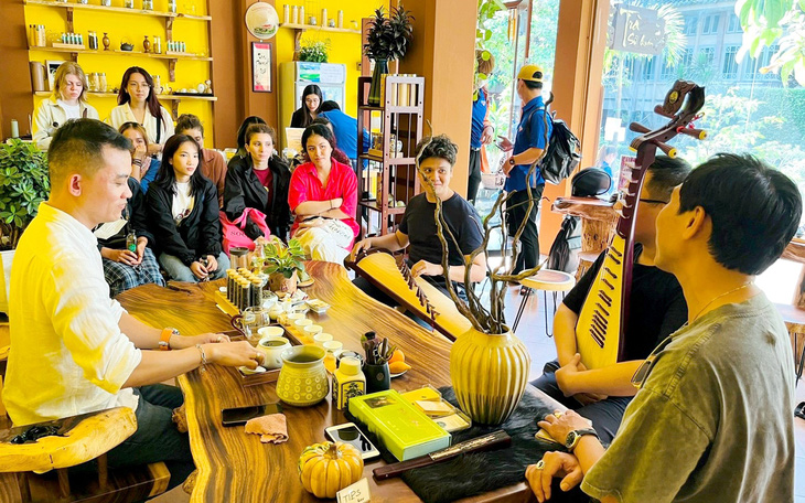 Một buổi giao lưu, thưởng trà và chia sẻ về văn hóa trà Việt tại Trà Sử quán có cả bạn trẻ Việt Nam và du khách nước ngoài - Ảnh: L.Đ.L.