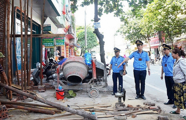 Một đội quản lý trật tự xây dựng đô thị tại Hà Nội đang kiểm tra hoạt động xây dựng trên địa bàn - Ảnh: Đ.Q.