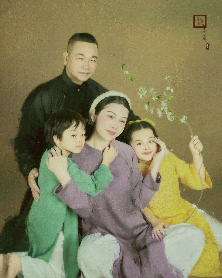 Gia đình anh Chương Tailor - chị Hải Yến trong bộ ảnh được tái hiện từ tranh - Ảnh: NVCC