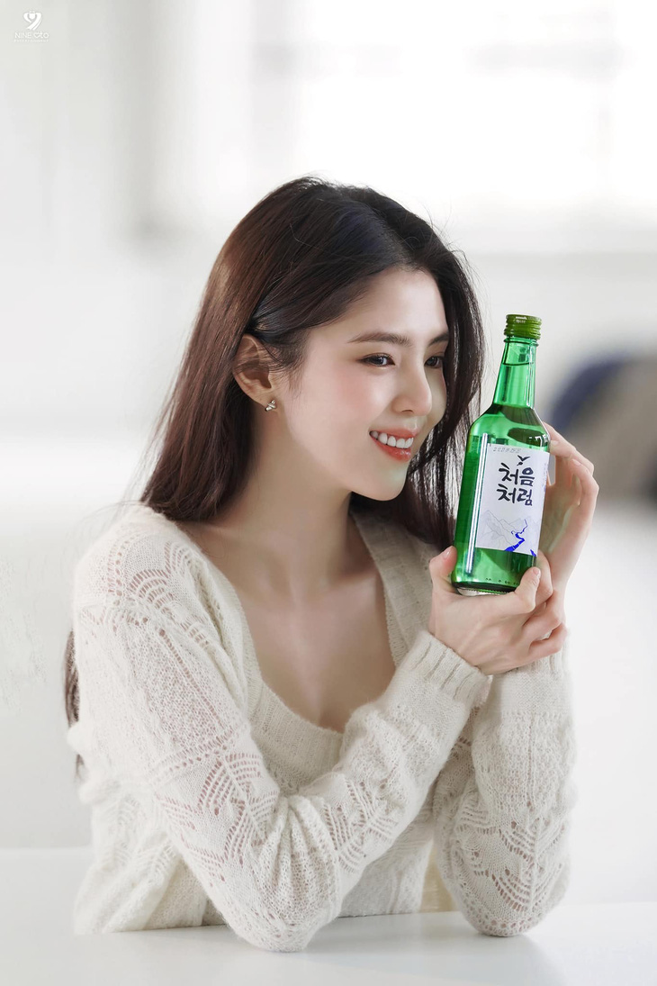 Han So Hee là người mẫu đầu tiên có thời hạn hợp đồng ngắn nhất lịch sử của thương hiệu đồ uống nổi tiếng này.