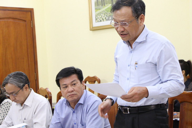 Ông Lê Hoài Nam, phó giám đốc Sở Giáo dục và Đào tạo TP.HCM, báo cáo tại buổi làm việc - Ảnh: HOA YẾN