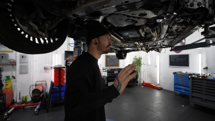 Mat Armstrong đưa Rolls-Royce về xưởng để sửa chữa - Ảnh: Mat Armstrong/YouTube
