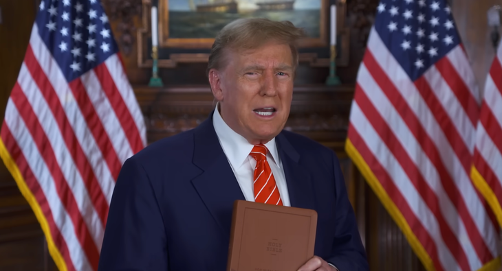 Ảnh chụp màn hình video ông Donald Trump giới thiệu quyển Kinh Thánh phiên bản 