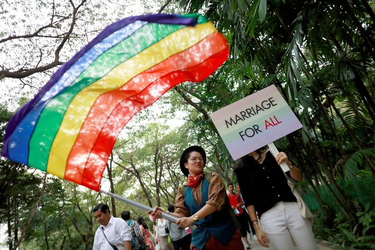Người dân Thái Lan tuần hành kêu gọi việc hợp pháp hóa hôn nhân đồng giới tại thủ đô Bangkok - Ảnh: REUTERS