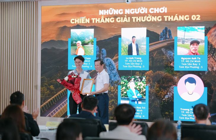 Ông Đặng Anh Tuấn - phó tổng giám đốc Vietnam Airlines - trao giải cho người chơi xuất sắc chinh phục chặng đường đầu tiên của One S - Ảnh: VNA
