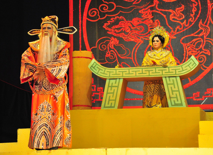 Nghệ sĩ Thành Lộc (trái, vai Lý Đạo Thành) và chị gái, nghệ sĩ Bạch Lê (vai Nguyên phi Ỷ Lan) trong vở Câu thơ yên ngựa tại Nhà hát Bến Thành năm 2010 - Ảnh: HOÀNG DŨNG