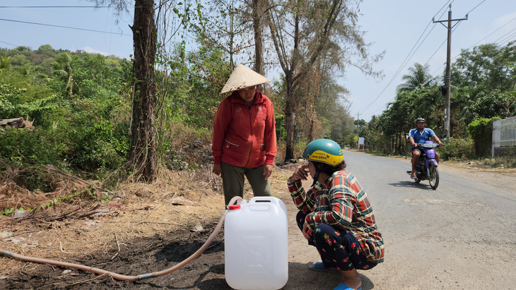 Người dân tỉnh Kiên Giang lấy nước ngọt về sử dụng - Ảnh: BỬU ĐẤU
