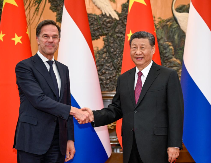 Chủ tịch Trung Quốc Tập Cận Bình (bên phải) có cuộc hội đàm với Thủ tướng Hà Lan Mark Rutte tại Bắc Kinh, Trung Quốc ngày 27-3 - Ảnh: Tân Hoa xã