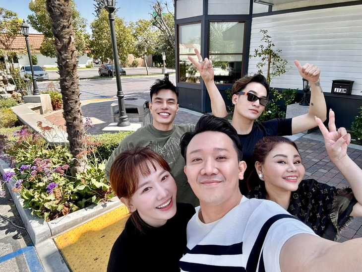 Trấn Thành cùng vợ Hari Won và nhóm bạn trong đợt sang Mỹ quảng bá phim Mai - Ảnh: NVCC