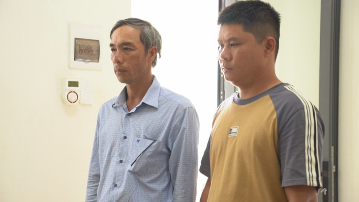 2 ông Đoàn Hồng Trí (trái) và  Nguyễn Hồng Trường bị bắt vì múc đất cao tốc đem bán cho người dân - Ảnh: SỸ ĐỨC