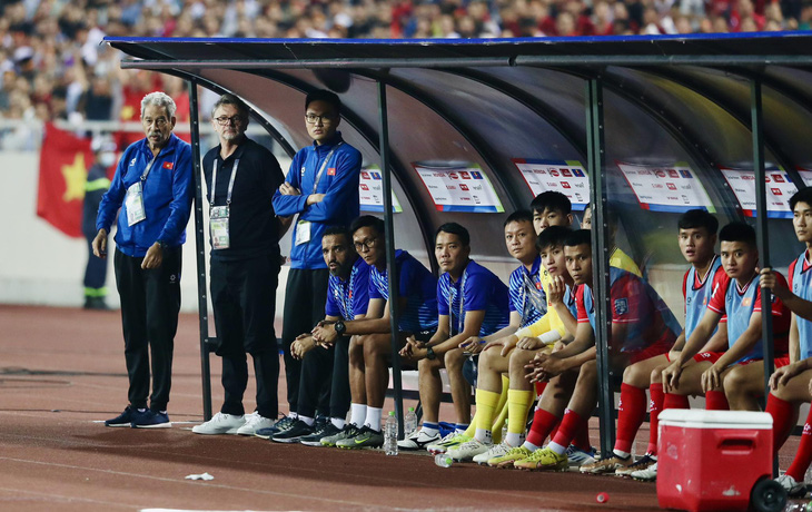 HLV Troussier chấm dứt hợp đồng với VFF sau thất bại trước Indonesia tối 26-3 - Ảnh: HOÀNG TÙNG