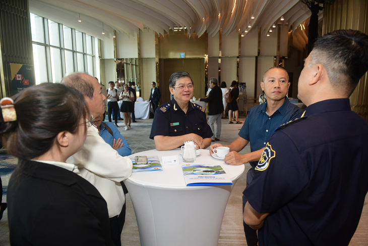 Phó cục trưởng Cục Hải quan TP.HCM Nguyễn Hữu Nghiệp trao đổi cùng các doanh nghiệp tham gia buổi đối thoại ngày 28-3 - Ảnh: QUANG ĐỊNH