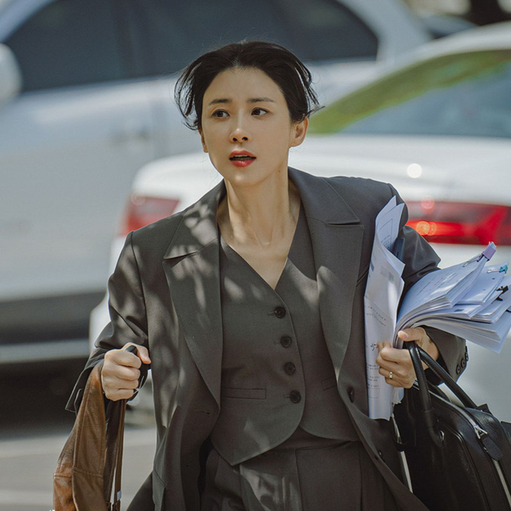 Bên cạnh câu chuyện ly kỳ của gia đình luật sư Na, người xem không khỏi tò mò về mối quan hệ của Do Jin Woo và Ha Yeon Joo sẽ phát triển như thế nào.