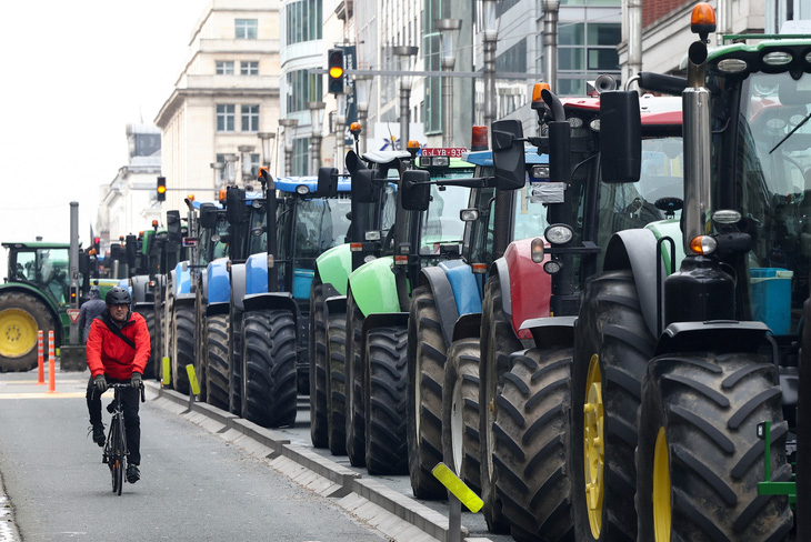 Nông dân Bỉ biểu tình trên đường phố Brussels hôm 26-3 nhằm tạo sức ép buộc EU sửa lại thỏa thuận miễn thuế nông sản Ukraine - Ảnh: REUTERS