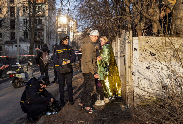 Người dân bị thương sau vụ không kích của Nga vào Kharkov ngày 27-3 - Ảnh: REUTERS
