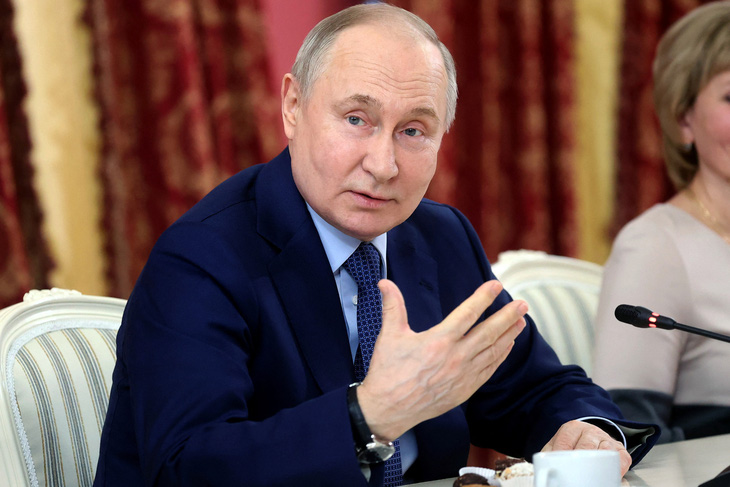 Tổng thống Nga Vladimir Putin dự một cuộc họp trong chuyến công tác đến vùng Tver ngày 27-3 - Ảnh: REUTERS
