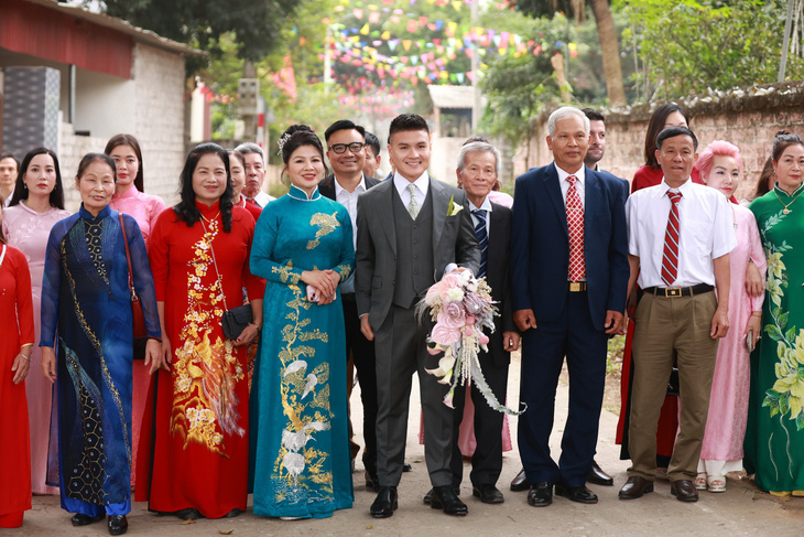 Gia đình Nguyễn Quang Hải chuẩn bị đi trước dâu - Ảnh: SÓNG NGHỆ