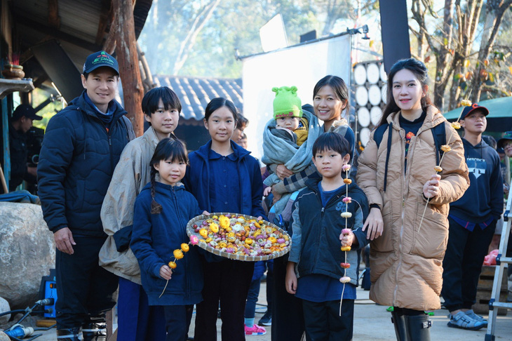Vợ chồng Lý Hải - Minh Hà cùng 4 con và diễn viên Oanh Kiều tại bối cảnh phim ở Lâm Đồng